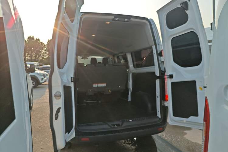 Used Ford Transit 2019 2.0T Diesel Multi-Purpose Commercial Vehicle Mid-Drive Mid-Roof 6-Seater China VI Standard
