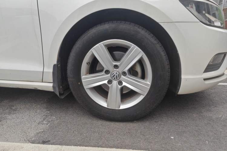 Used Volkswagen Lamando 2015 230TSI DSG Fashion Edition Right Front Wheel Hub