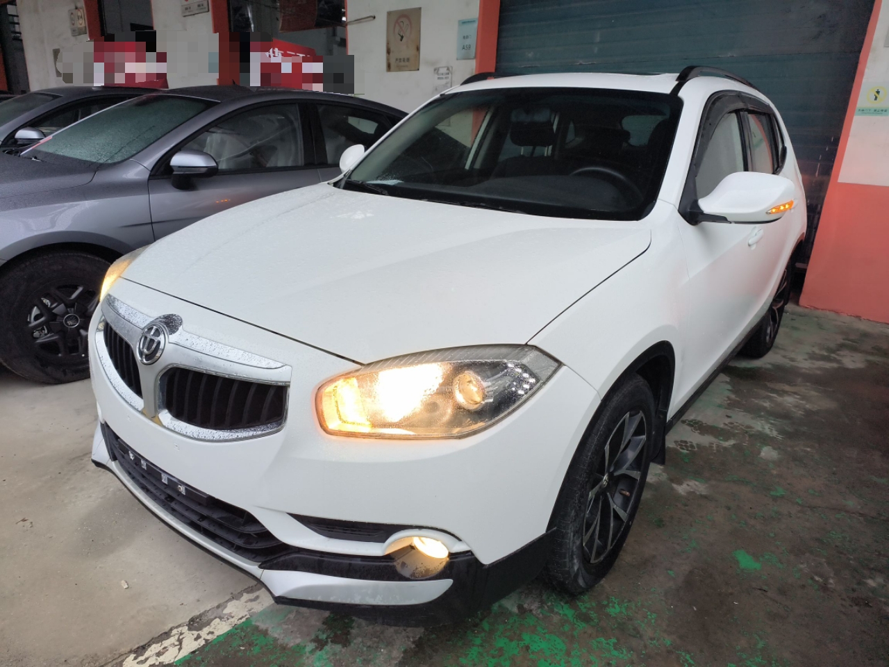 Под передней частью автомобиля