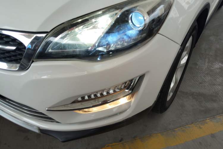 Used Zotye Domy X5 2015 1.5T Manual Luxury Version China IV Standard
