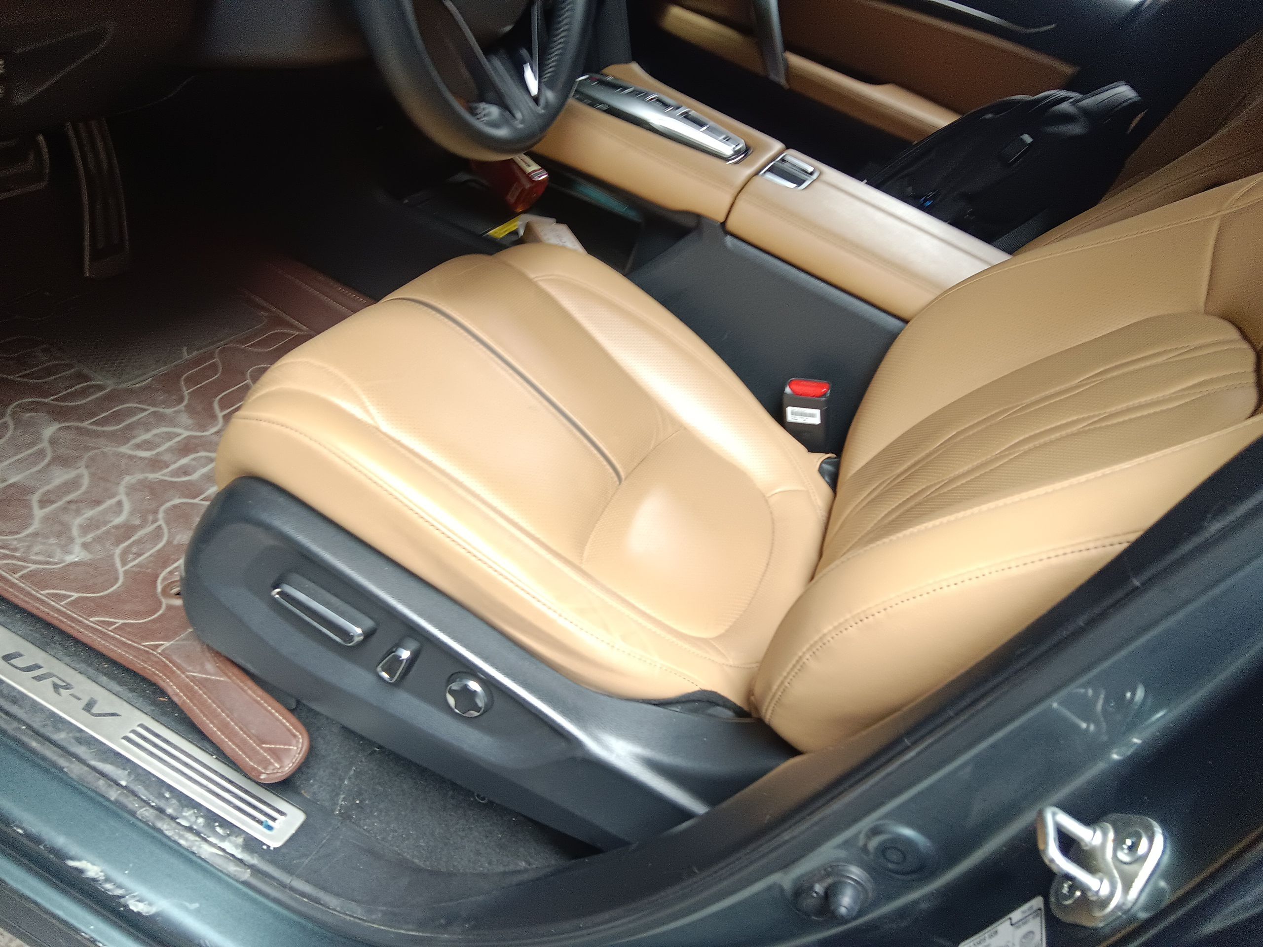 Переднее сиденье в автомобиле