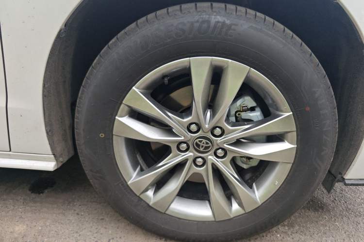Used Toyota SIENNA 2024 2.5L Hybrid Comfort Edition Right Front Wheel Hub