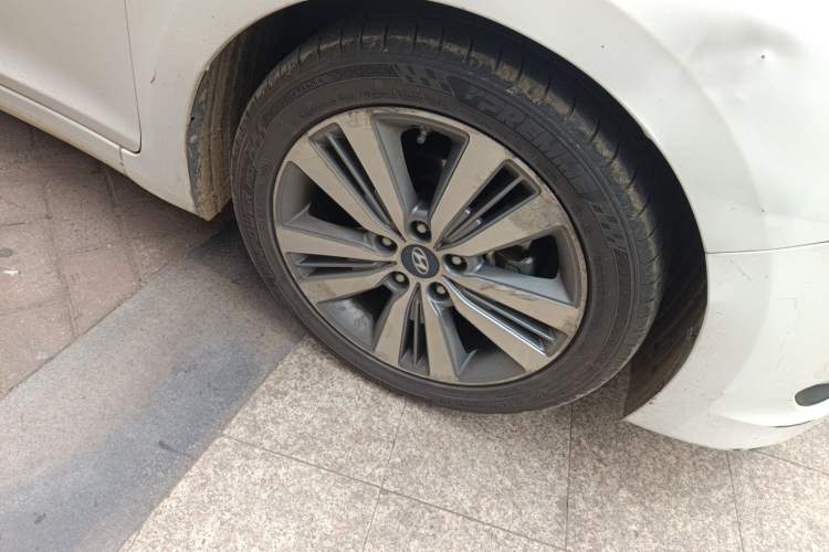 Used Hyundai Mistra 2014 1.8L Automatic Deluxe DLX Model Right Front Wheel Hub