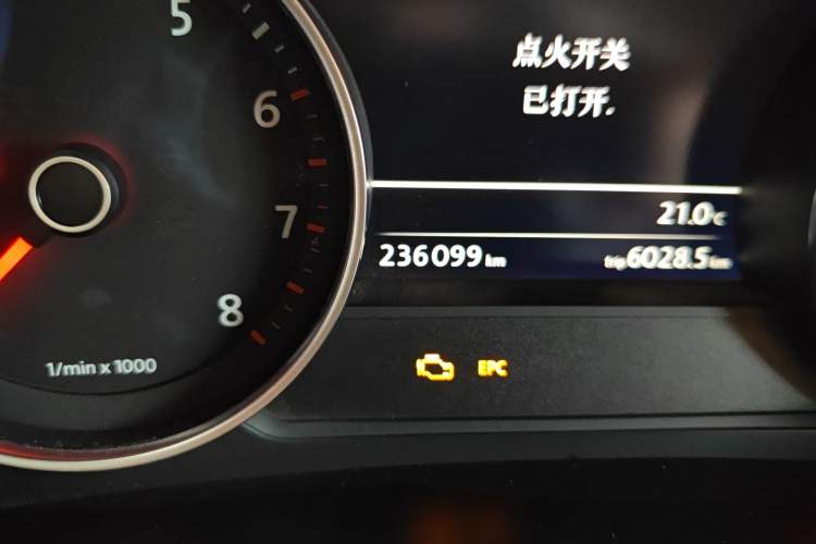 Used Volkswagen Touareg 2014 3.0 TSI New Edition Odometer Close Up