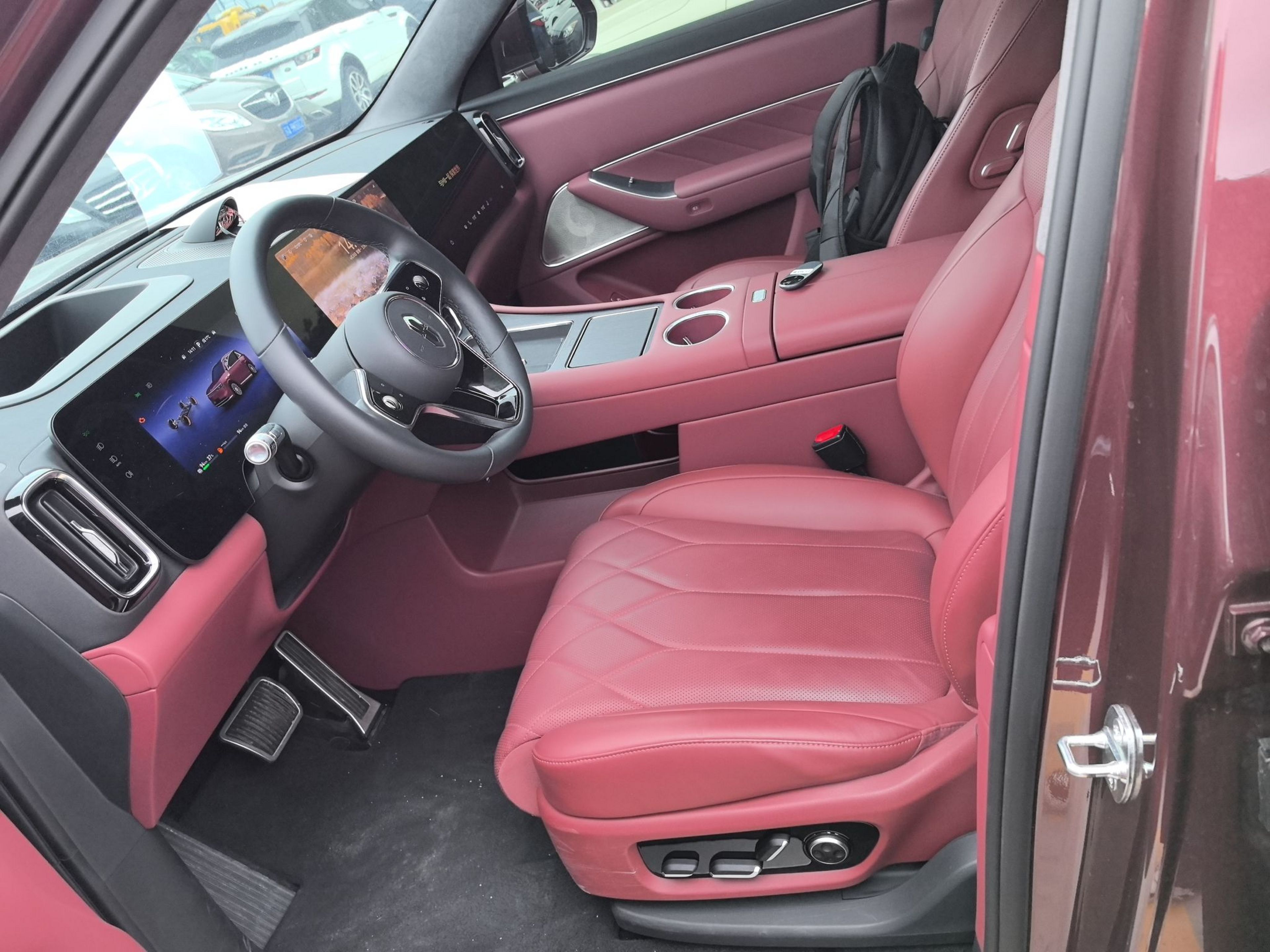 المقاعد الأمامية داخل السيارة