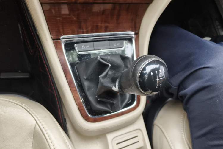 Used Volkswagen Lavida 2013 1.6L Manual Comfort Edition Gear Lever