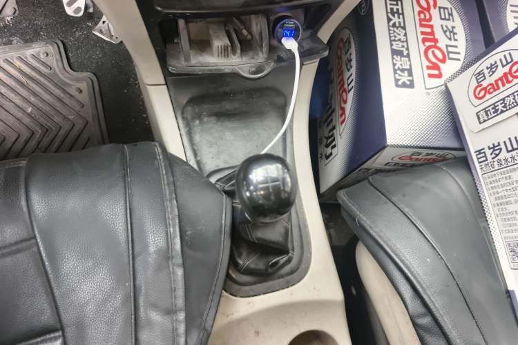 Used Dongfeng Shuaike 2013 Revised Version 1.5L Manual Standard Trim 5 Seats China V Emission Standard Gear Lever