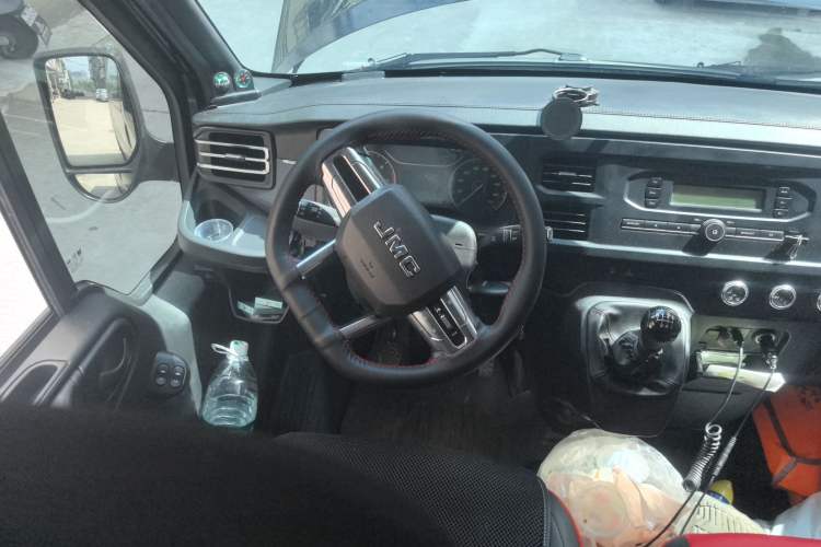 Used JMC Fushun 2022 2.0T Manual Multi-Function Passenger Vehicle Mid-Roof 6-7 Seater
