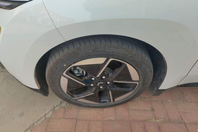 Used Wuling Xingguang 2025 150 km Smart Pilot Version Left Front Wheel Hub