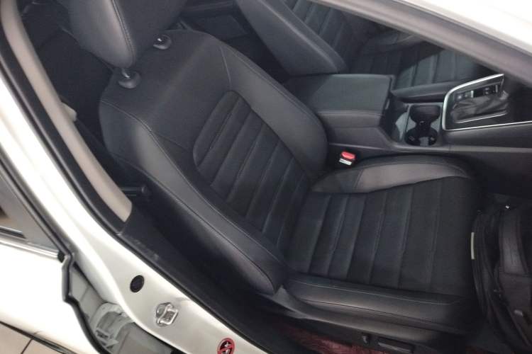 Used Honda CR-V 2023 240TURBO Two-Wheel Drive Deluxe Edition 7 Seats Right Front Seat