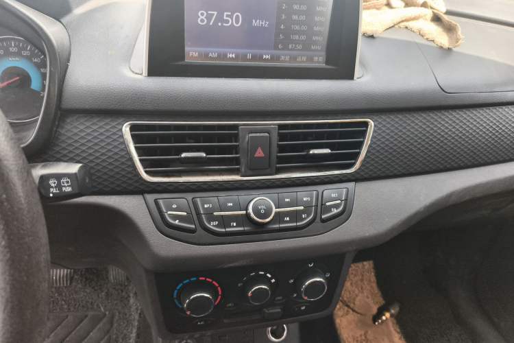 Used Dongfeng Fengon 330 2019 1.5L 330S Manual Comfort Version China VI Standard Audio And AC Panel