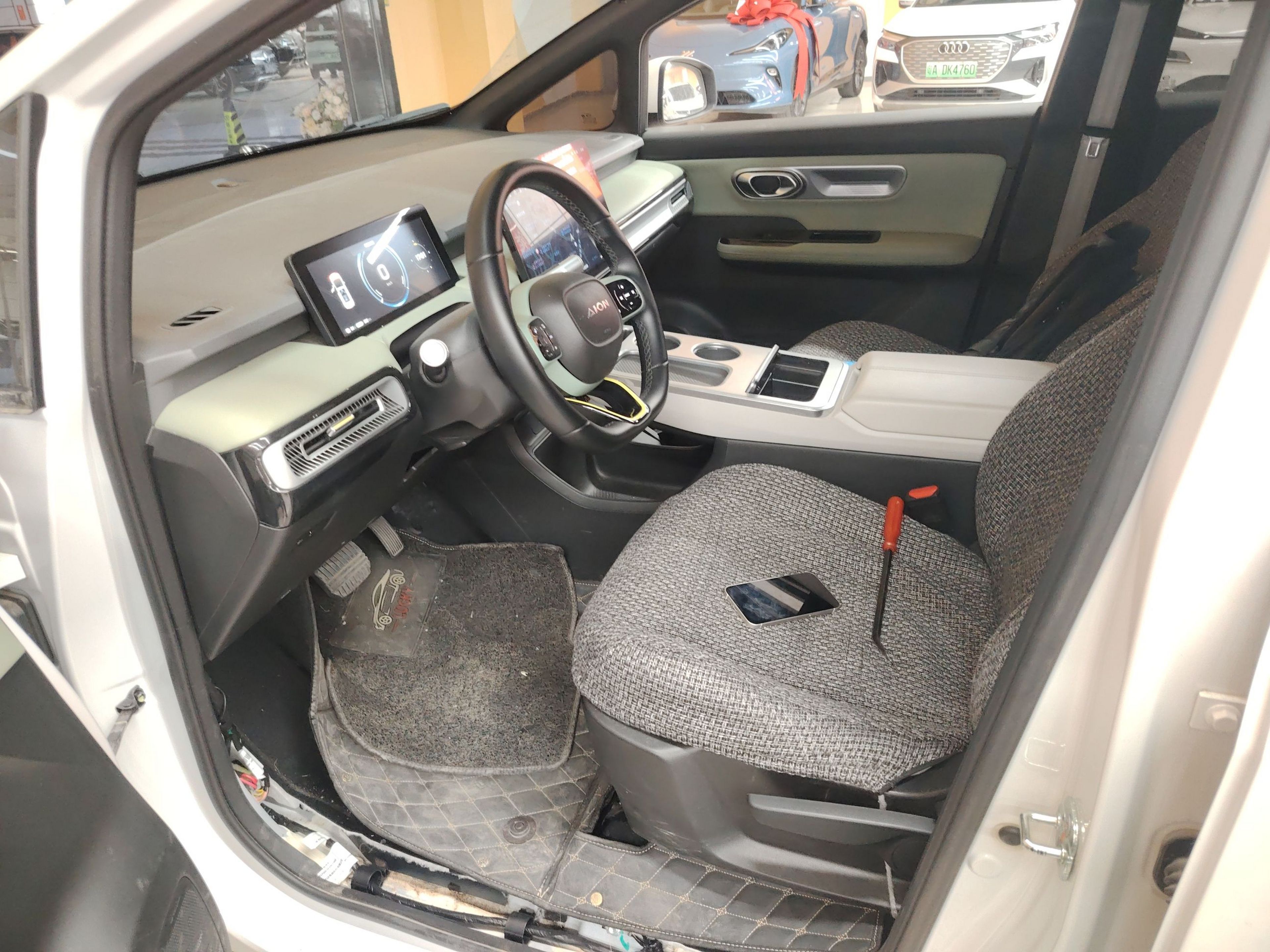 المقاعد الأمامية داخل السيارة