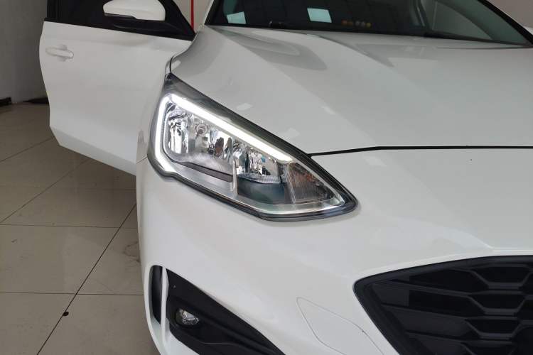 Used Ford Focus 2020 Sedan EcoBoost 180 Automatic Trend Edition Exterior 3