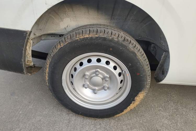 Used SAIC MAXUS Dana V1 2025 V1+ Long Wheelbase Low-Roof Multi-Function Version (62 kWh)