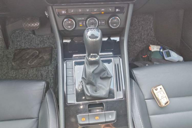 Used Skoda Superb 2016 TSI280 DSG Champion Edition Gear Lever