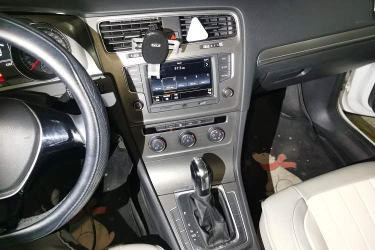 Used Volkswagen Golf 2016 230TSI Automatic Comfort Version Audio And AC Panel