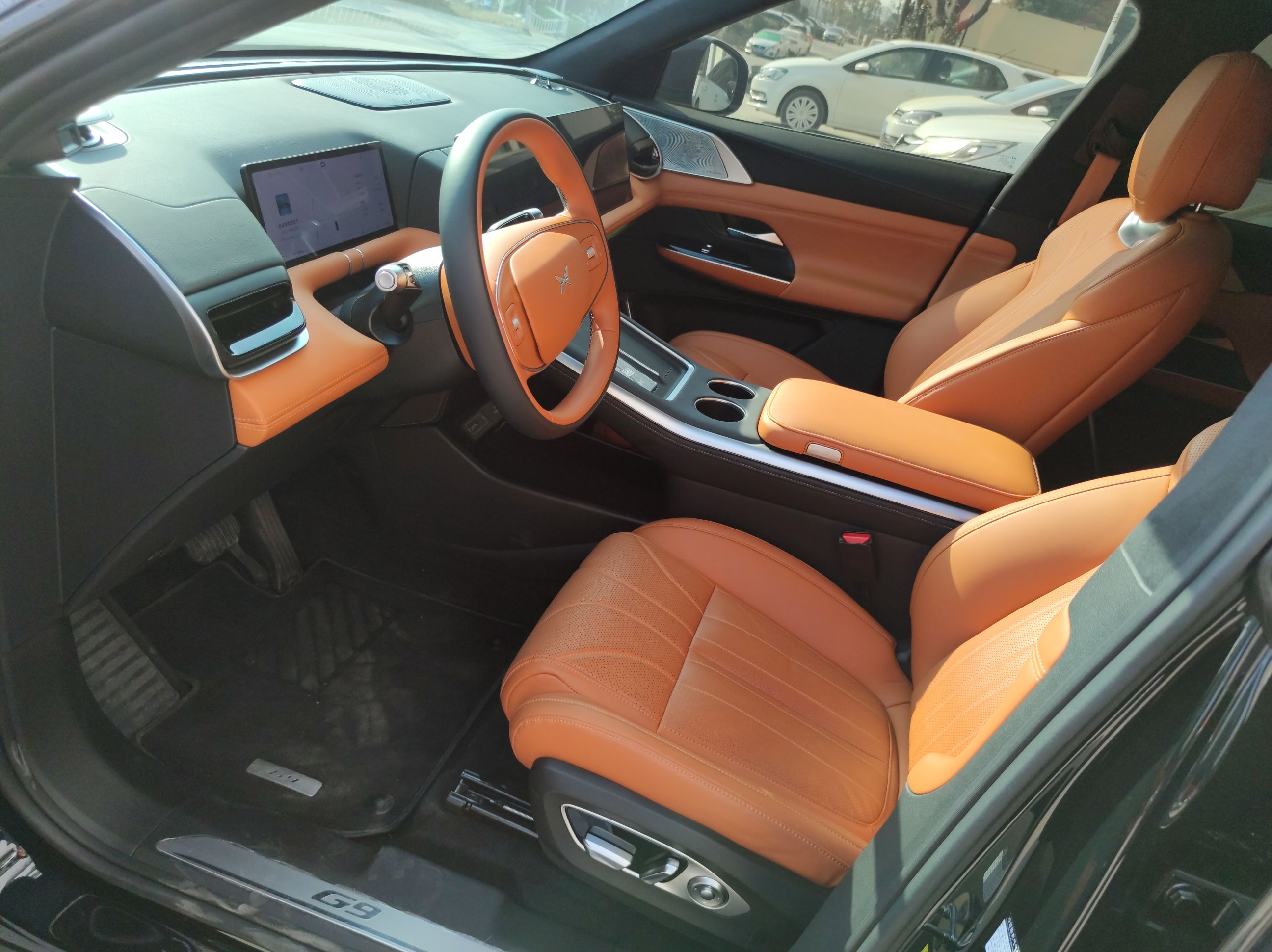 المقاعد الأمامية داخل السيارة