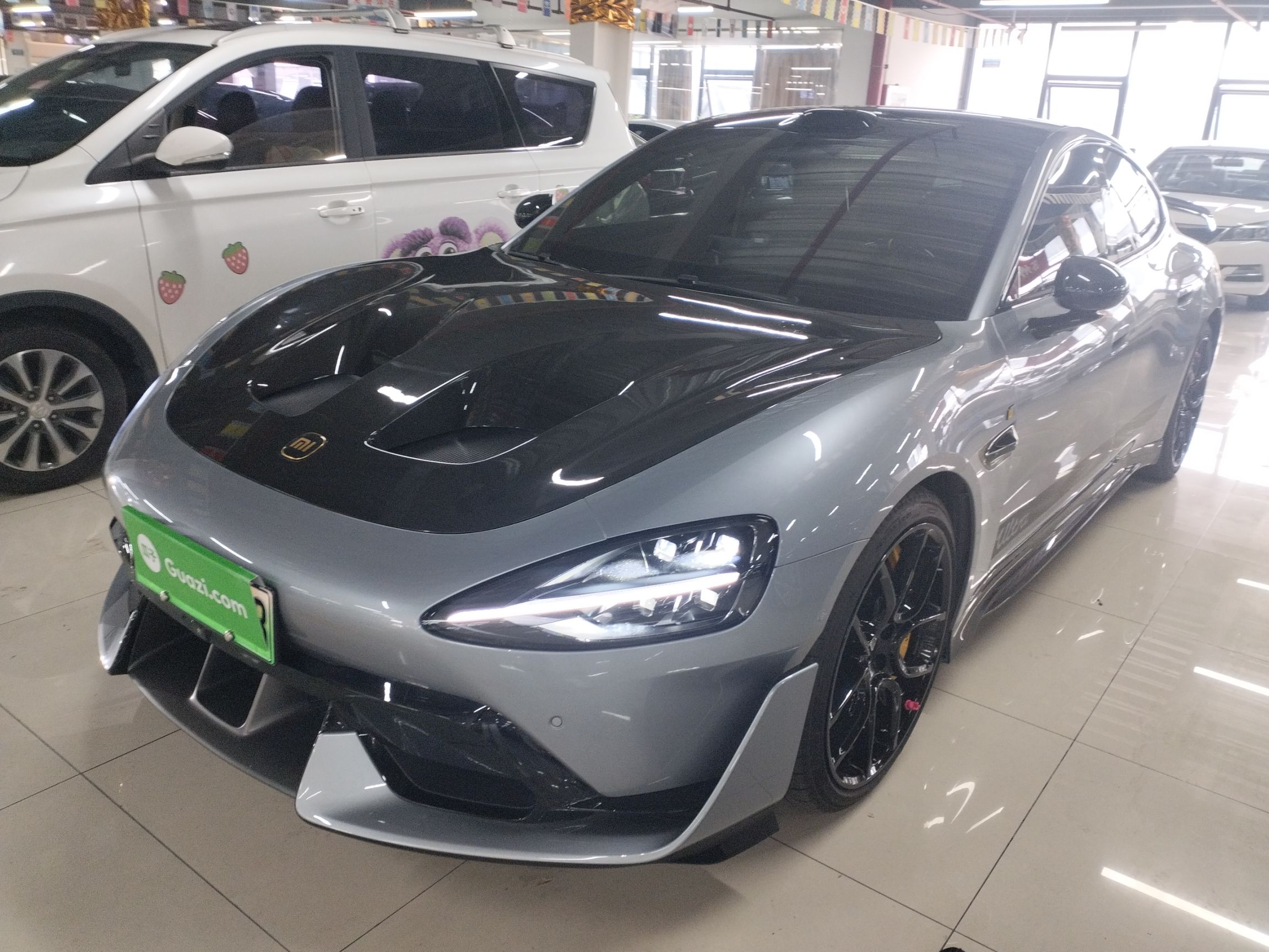 تحت مقدمة السيارة