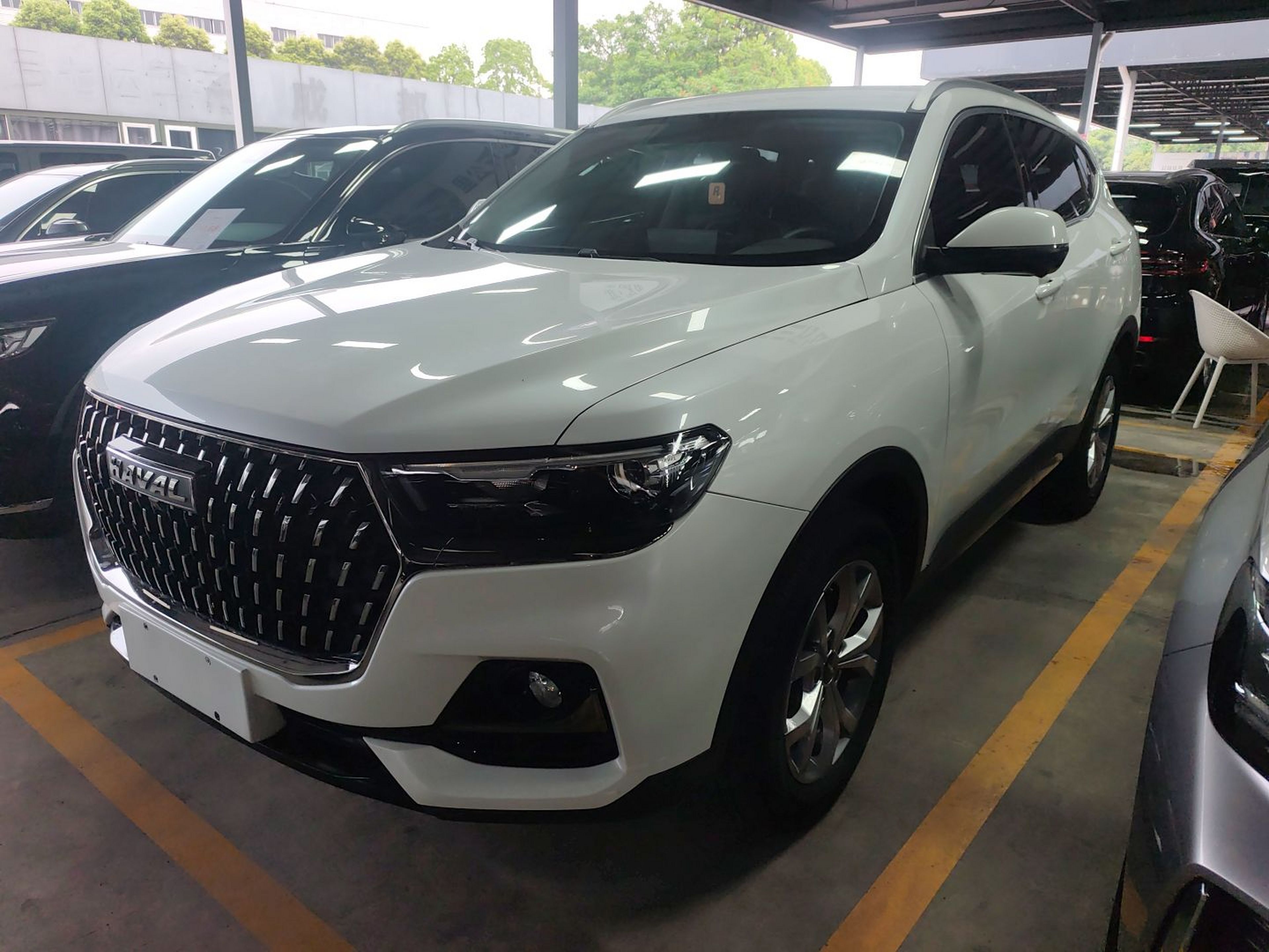 Под передней частью автомобиля