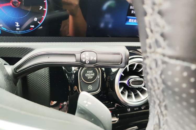 Used Mercedes-Benz A-Class 2022 Revised Version A 200 L Sport Sedan Fashionable Style Gear Lever