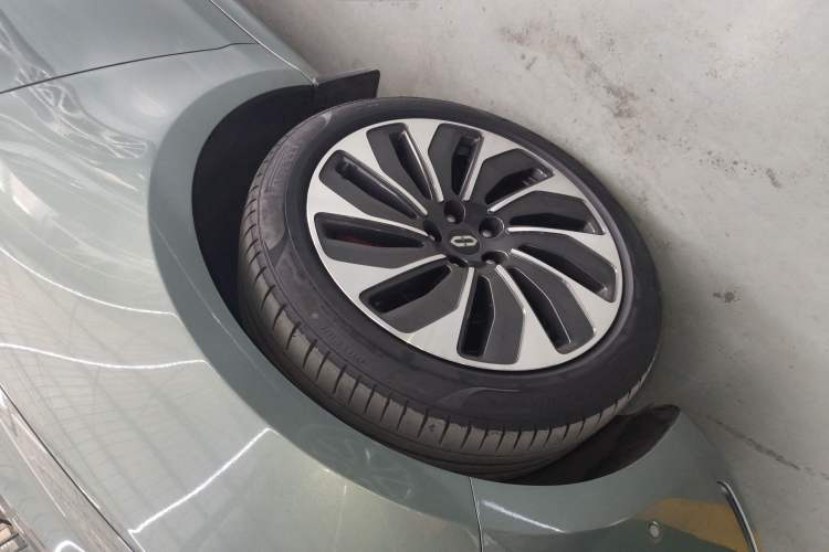 Used Hima AITO M5 2022 Extended-Range Four-Wheel Drive Ultimate Edition Left Front Wheel Hub