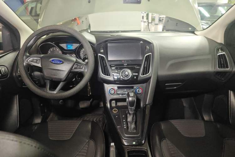 Used Ford Focus 2015 Sedan EcoBoost 125 Automatic Supreme Style Edition Center Console