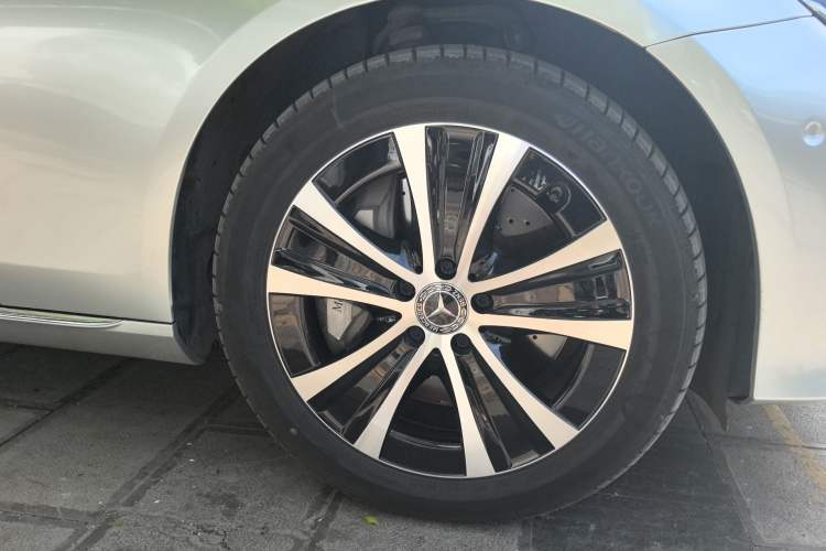 Used Mercedes-Benz E-Class New Energy 2022 Facelift E 350 e L Plug-in Hybrid Sedan Right Front Wheel Hub