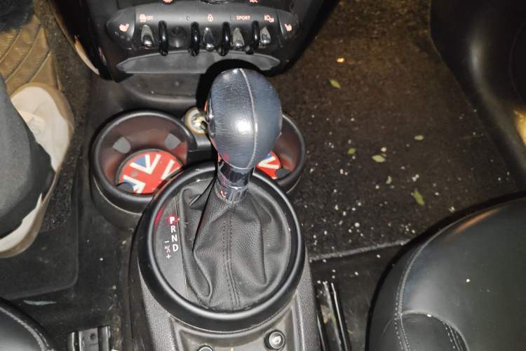 Used MINI Countryman 2013 1.6T COOPER S ALL4 Ski Edition Gear Lever