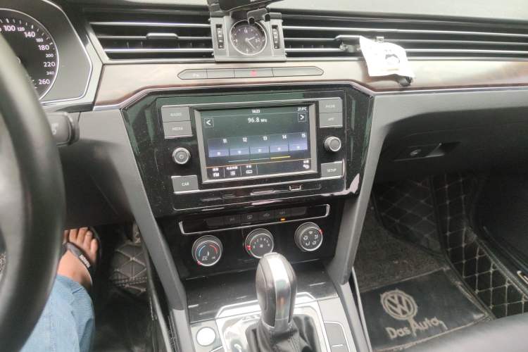 Used Volkswagen Magotan 2019 330TSI DSG Leading Model China VI Standard Audio And AC Panel