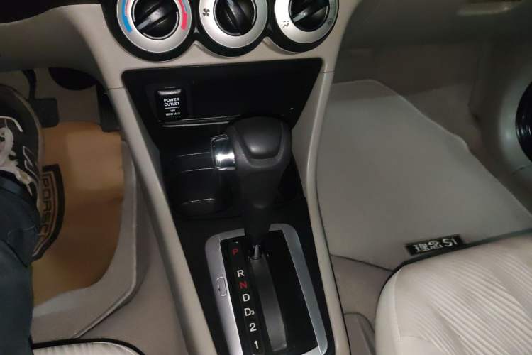 Used Everus S1 2014 1.3L Automatic Comfort Edition Gear Lever