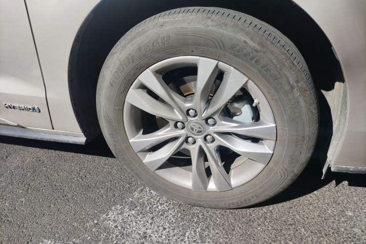 Used Toyota SIENNA 2021 2.5L Hybrid Platinum Edition Right Front Wheel Hub