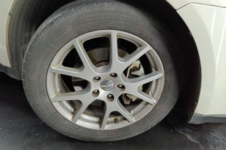 Used Dodge Journey 2013 2.4L Two-Wheel Drive Luxury Version Right Front Wheel Hub