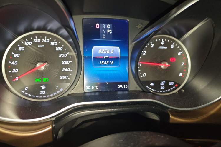 Used Mercedes-Benz V-Class 2020 V 260 L Long-wheelbase Luxury Edition Odometer Close Up