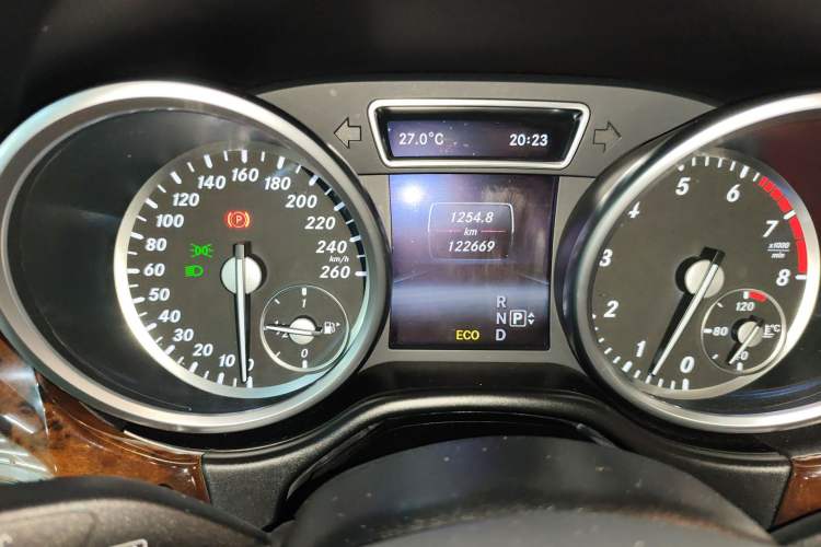 Used Mercedes-Benz M-Class 2014 ML 400 4MATIC Luxury Model Odometer Close Up