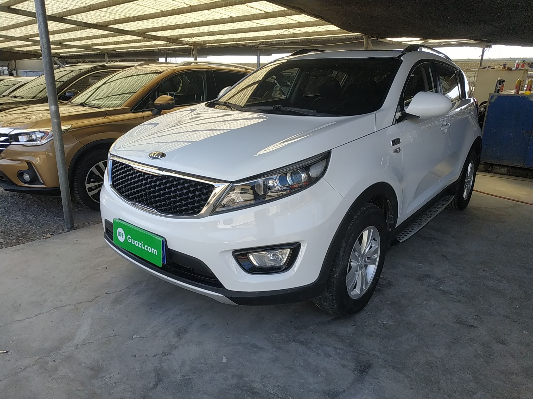 تحت مقدمة السيارة