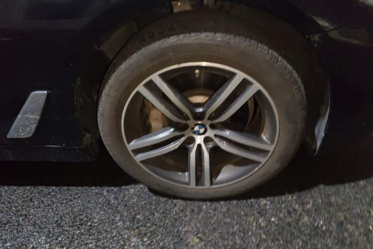 Used BMW 5 Series 2022 Updated 530Li Leading Edition Luxury Package Right Front Wheel Hub