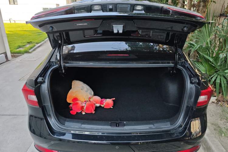 Used Roewe i5 2019 1.5L Automatic 4G Connected Langyue Edition
