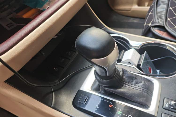 Used Toyota Highlander 2015 2.0T Four-Wheel Drive Luxury Edition 7-Seater Gear Lever