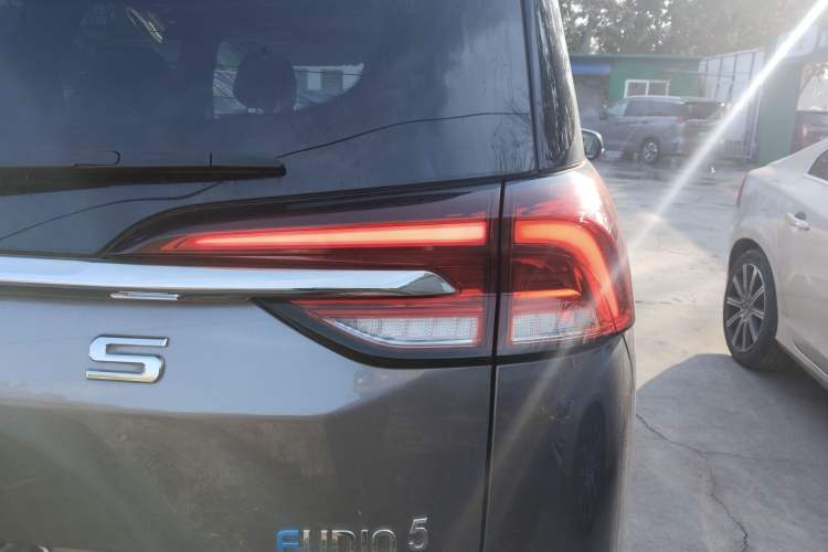 Used SAIC MAXUS EUNIQ 5 2020 Flagship Version with Large Battery 7 Seats