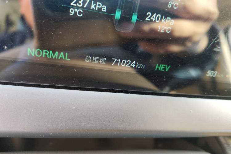 Used Denza D9 2023 DM-i 945 Business Edition Odometer Close Up