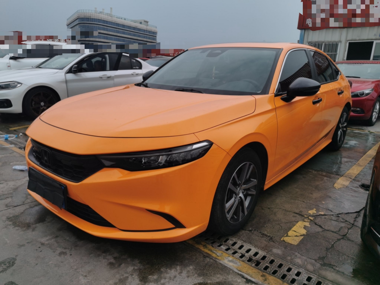 تحت مقدمة السيارة