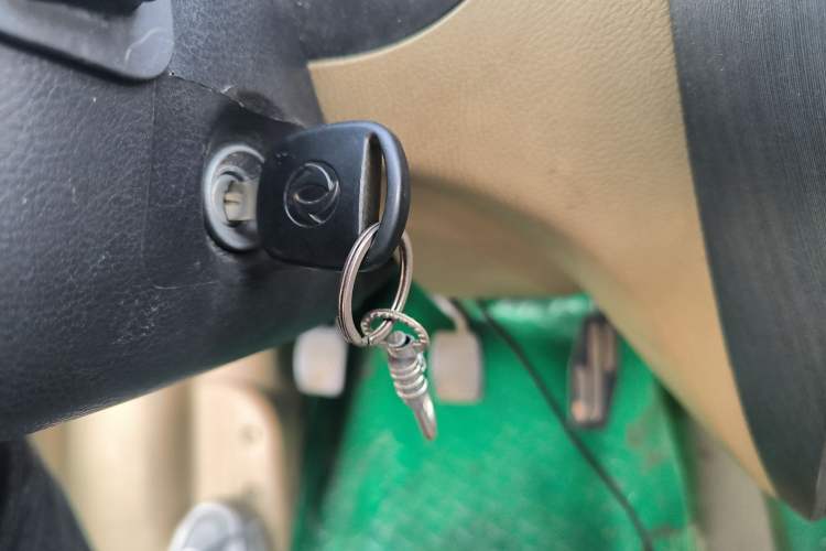 Used Dongfeng Xiaokang C37 2012 1.4L Standard Edition DK13-06
