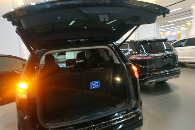 Used Ford Edge 2021 PLUS EcoBoost 245 Two-Wheel-Drive Titanium 7-Seater Trunk