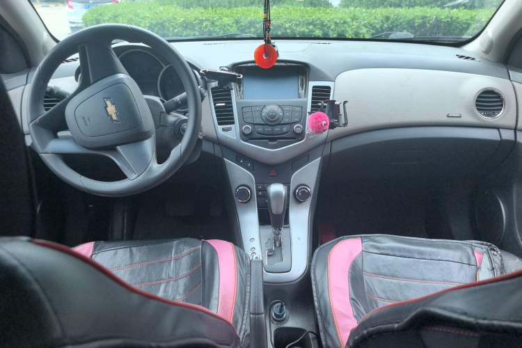 Used Chevrolet Cruze 2013 1.8L SE AT Center Console