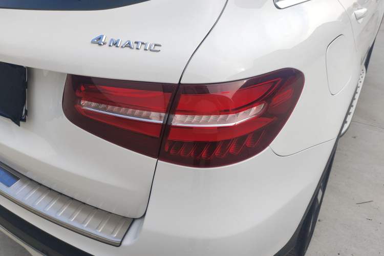 Used Mercedes-Benz GLC 2016 GLC 260 4MATIC Luxury Model Exterior 3