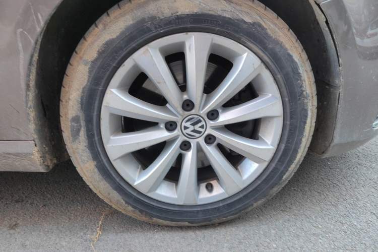 Used Volkswagen Magotan 2012 Revised 1.8TSI Luxury Version Right Front Wheel Hub