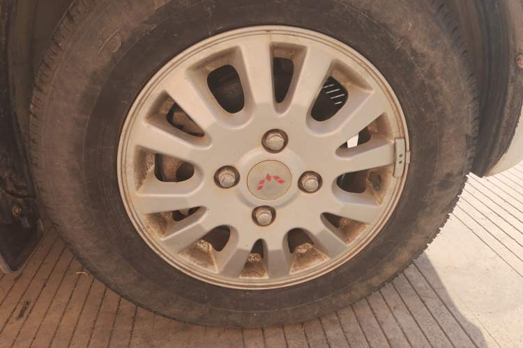 Used Wuling Rongguang V 2016 1.5L Standard Version Right Front Wheel Hub