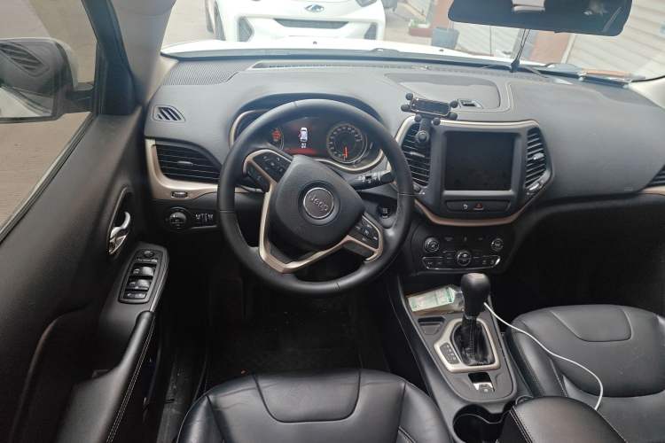 Used Jeep Cherokee 2016 2.0L Superior Edition
