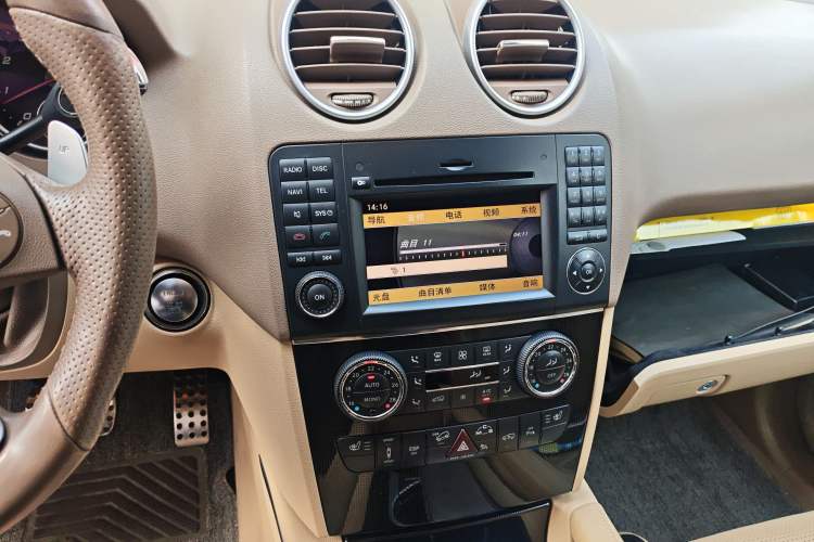 Used Mercedes-Benz M-Class AMG 2011 AMG ML 63 Audio And AC Panel