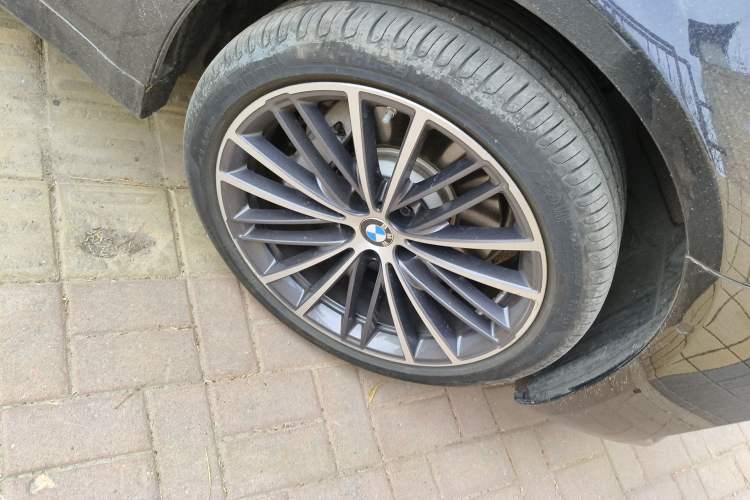 Used BMW 5 Series 2023 530Li Leading Model M Sport Package Right Front Wheel Hub